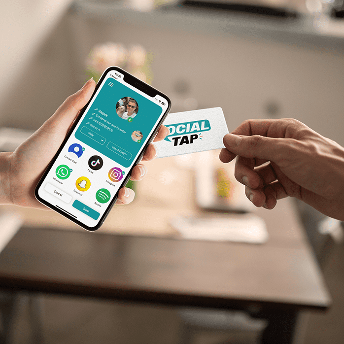 man seeing Social Tap - Business Card